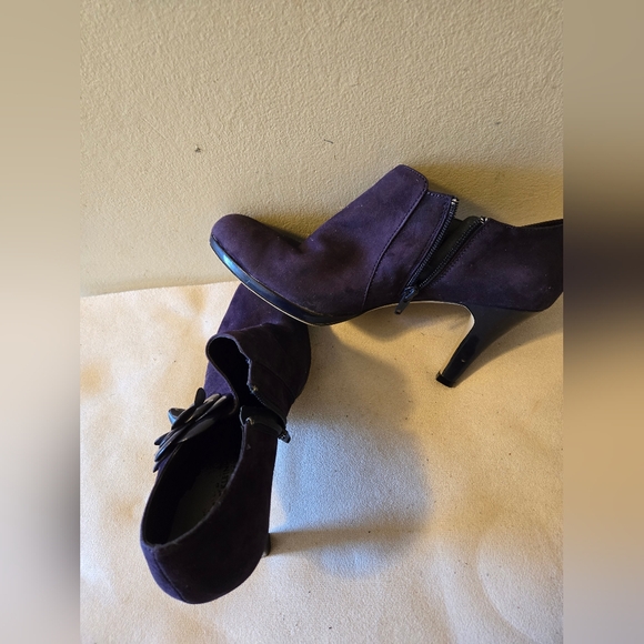 Anne Klein Women's  Shoes Suede  Purple  Zip Up Ankle Boots With flower Size 10M - Picture 14 of 15